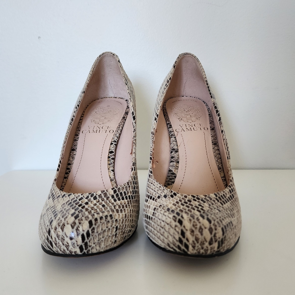 VINCE CAMUTO Snake Print Round Toe Pumps, size 5